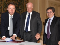 La firma del protocollo d'intesa: da sinistra Biriaco, Catania e Bianco